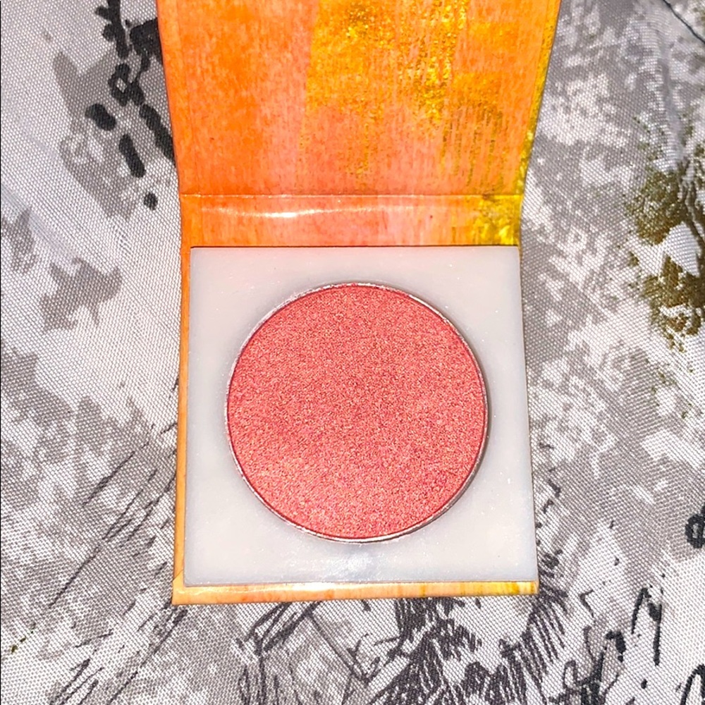 BRAND NEW- BEAUTÉ BASICS- FOILED EYESHADOW.